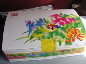 What a pretty box they served lunch in on Hainan Airlines!