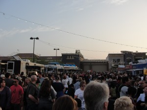 crowded lot where food trucks congregated for valencia's event
