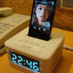alarm clock that doubles as external speakers for ipod/iphone