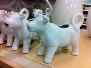 cow-shaped saucer container for pouring cream