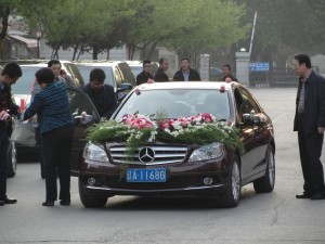 mercedes benz decorated with flowers to newlyweds