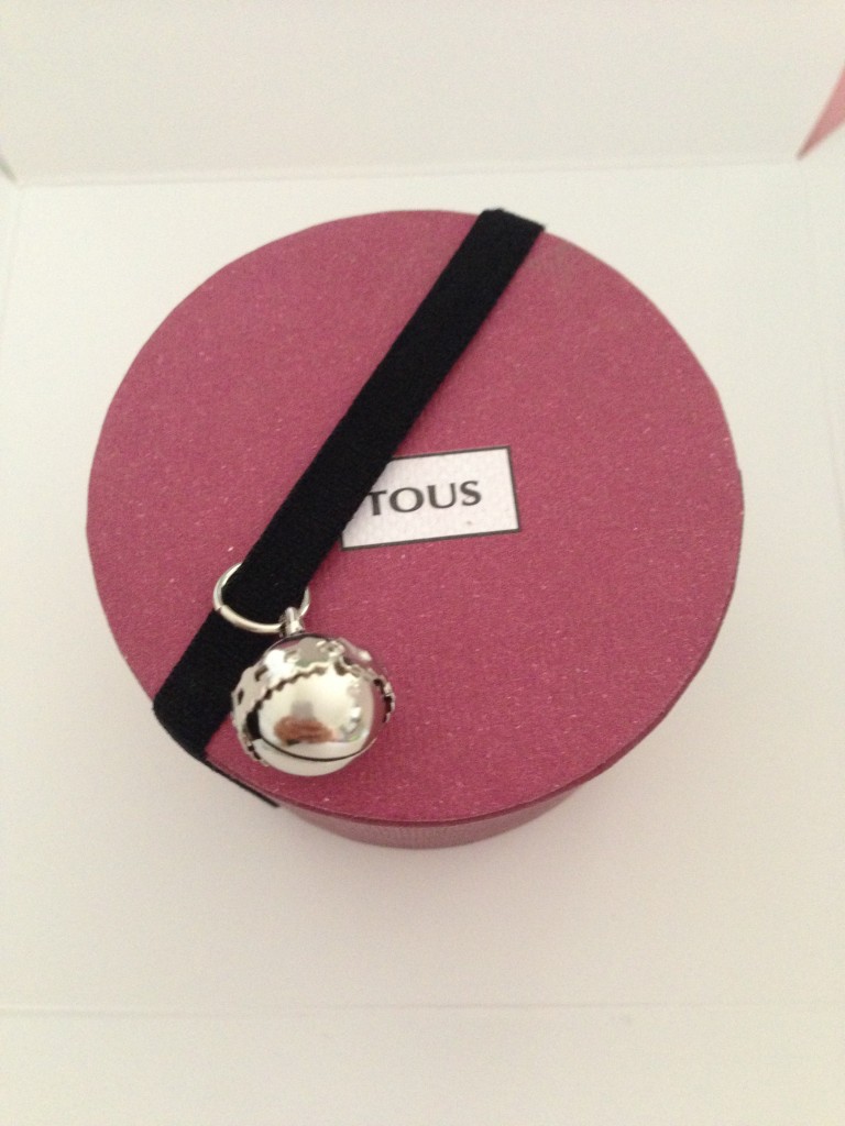 round tous jewelry box with elastic band and bell