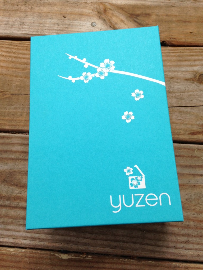 new yuzen interior box in rectangular shape with white flowers on aqua background