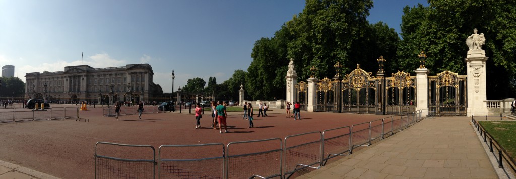 panoramic of buckingham palace and gates of green park