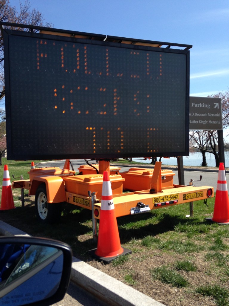 electronic traffic sign sharing message with drivers