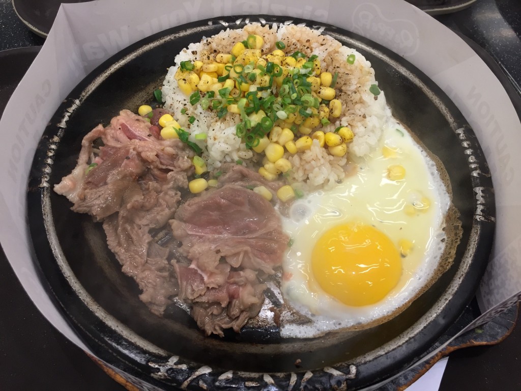 pepper lunch sizzling plate with beef, rice, corn, and egg