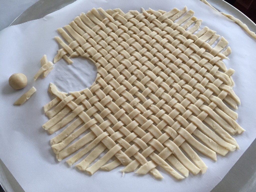 cutting circles in pie crust lattice